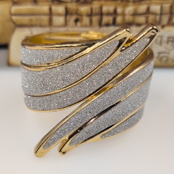 Elegant Gold and Silver Interwoven Hinged Bracelet - Picture 3 of 7